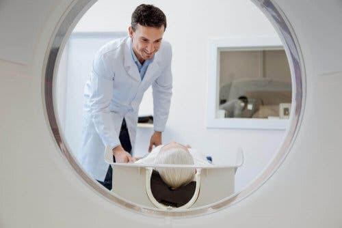 läkare med patient vid datotomografi