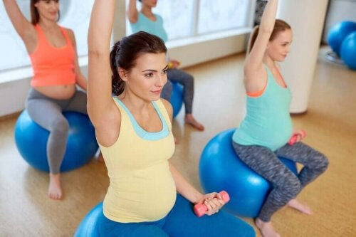 motion och graviditet: gravida kvinnor på pilatesbollar