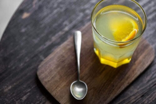 sund matsmältningshälsa: glas med citron i