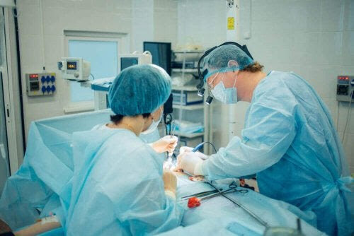 kirurgiteam utför en vasektomi