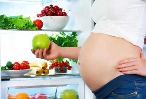 kosthållningen under graviditeten: gravid kvinna vid kylskåp