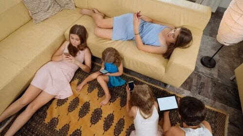 Fysisk inaktivitet hos barn: barn med skärmar i vardagsrum