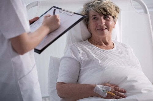 läkare talar med patient