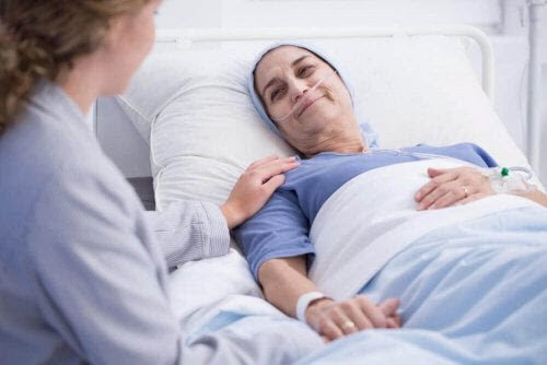 kvinna får palliativ vård
