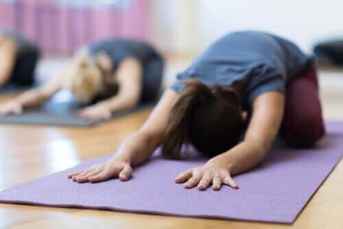Kvinnor på yogalektion.