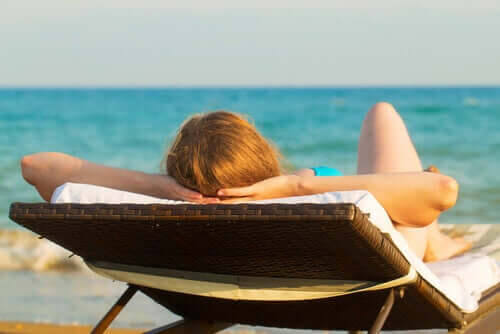 orsakerna till hyperpigmentering: kvinna solar