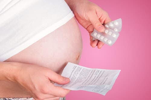 kvinna tar antibiotika under graviditeten