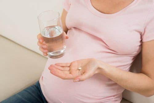 kvinna tar paracetamol under graviditeten