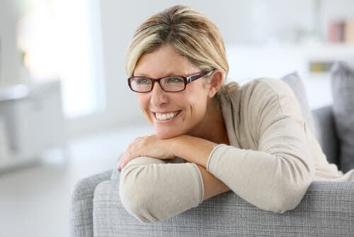 symptomen på perimenopaus: kvinna på soffa
