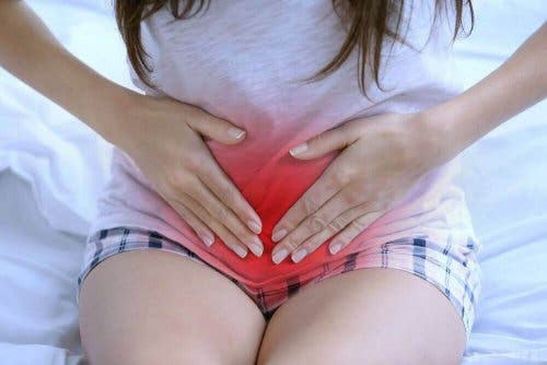 intermenstruella blödningar: kvinna med ont i magen