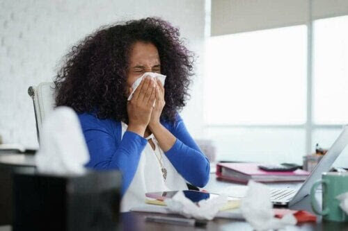 influensan sprider sig mer på vintern: förkyld kvinna