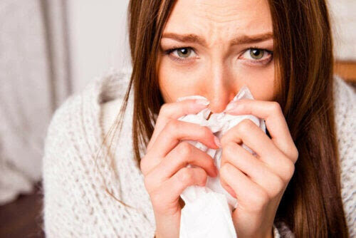 influensan sprider sig mer på vintern: kvinna snyter sig