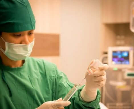 Sjukvårdare som förbereder spruta med hydromorfon.