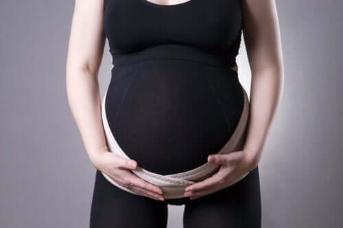 Fördelar med att använda ett magband under graviditeten
