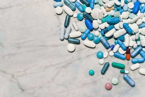 Många olika smärtstillande tabletter i en hög.