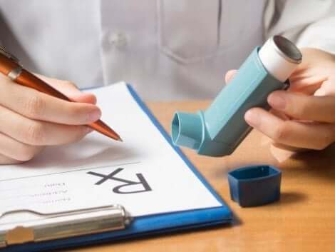 En kvinna håller i en inhalator med Ipratropiumbromid.