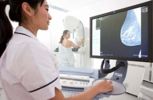 Vad är mastalgi: en sjuksköterska ser på bilder från en mammografiundersökning.