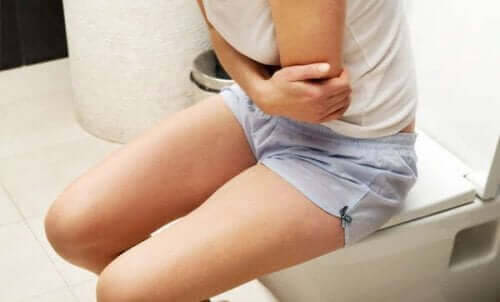 makrogol för behandling av kronisk förstoppning: person på toalett