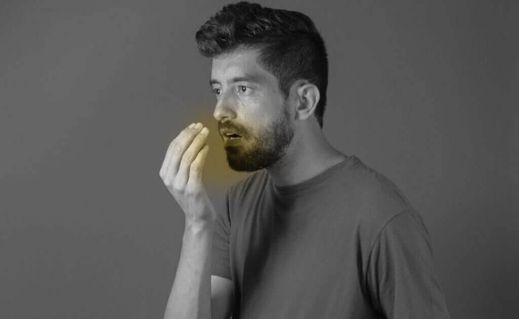 fördelarna med kardemumma: man med dålig andedräkt