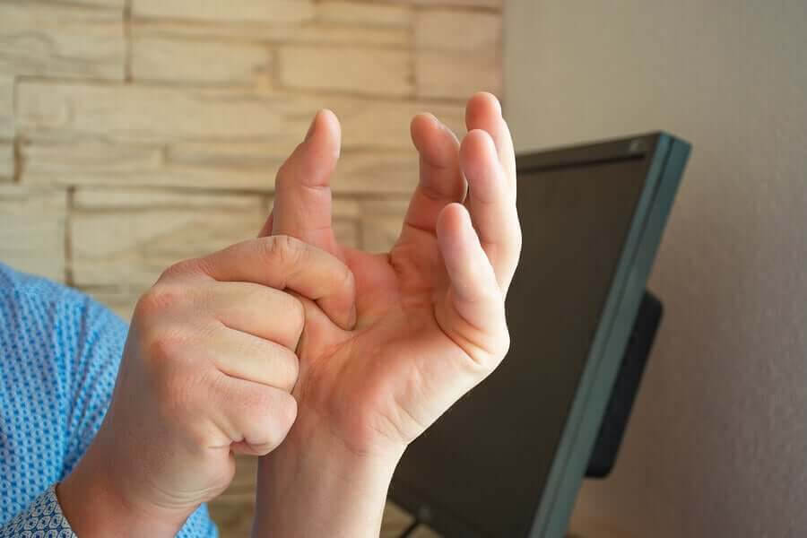 vad är utlösningspunkter: person trycker på utlösningspunkt i hand