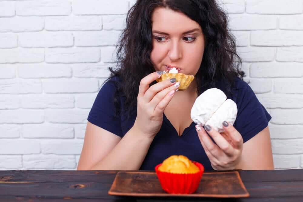 konsekvenserna av att äta för mycket: kvinna äter onyttig mat