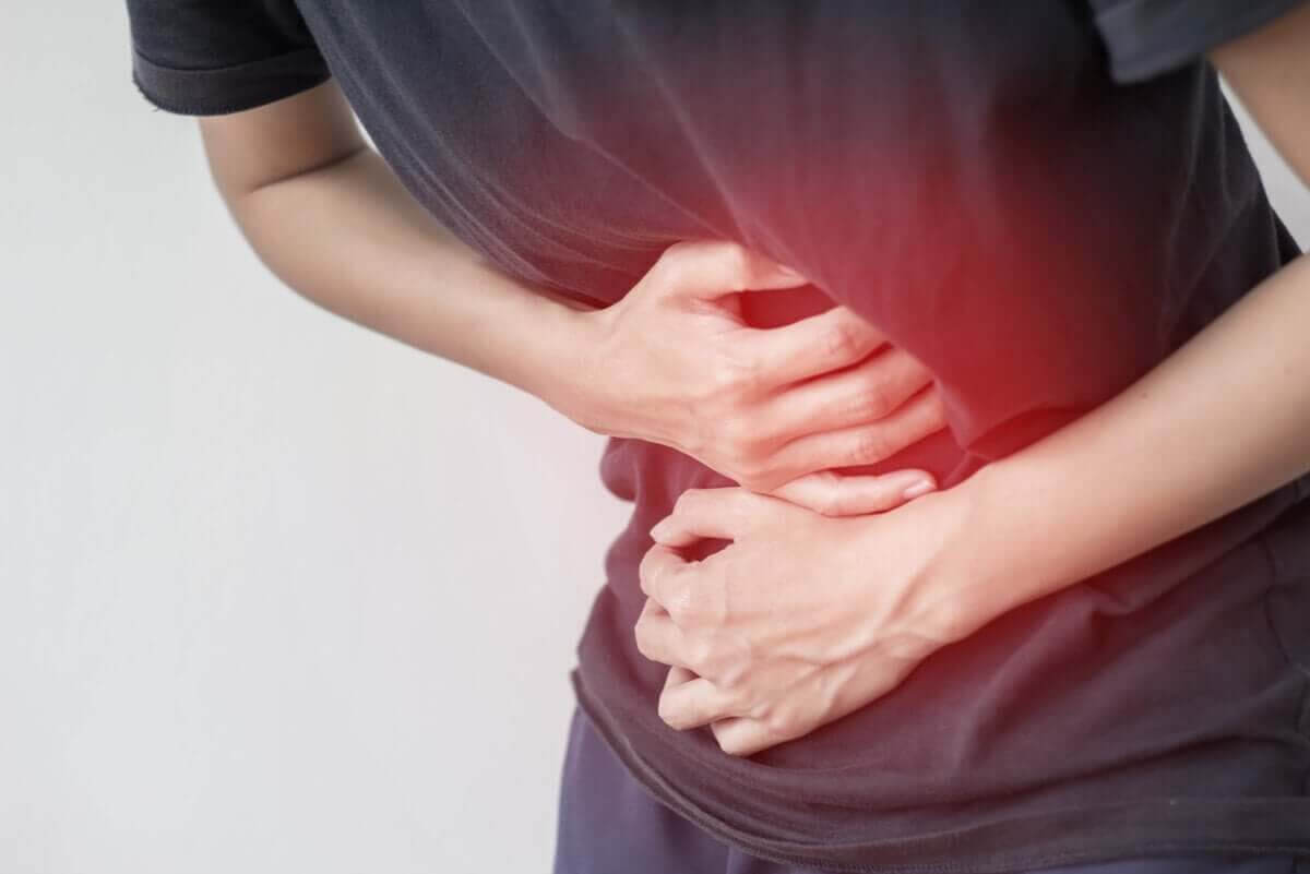 symptomen på gastroenterit: man håller sig för magen