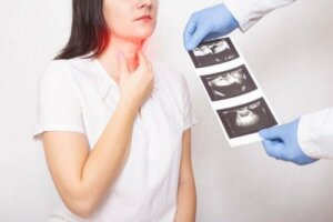 Symptom för sköldkörtelcancer och hur man behandlar det