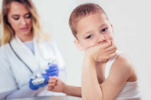 Normal blodsockernivå för barn: En pojke kontrollerar sitt blodsocker.