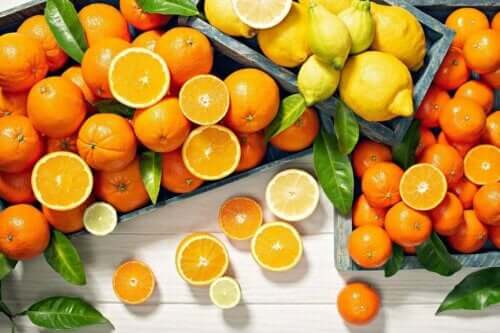 Citrusfrukter har mycket vitamin C.