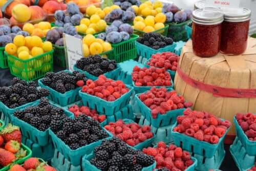 Färsk frukt på den lokala marknaden.