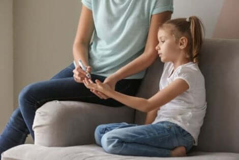 Diabetes och den psykiska hälsan: en flicka mäter sitt blodsocker.