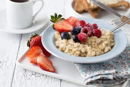 En hälsosam frukost med havregrynsgröt och jordgubbar.