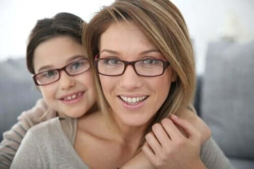 Mor och dotter med glasögon på sig.