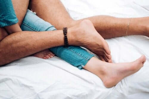 Ett par gosar i sängen.