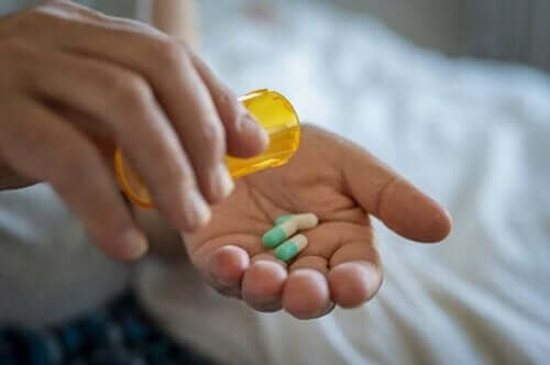 Person tar antibiotika vid urinvägsinfektion