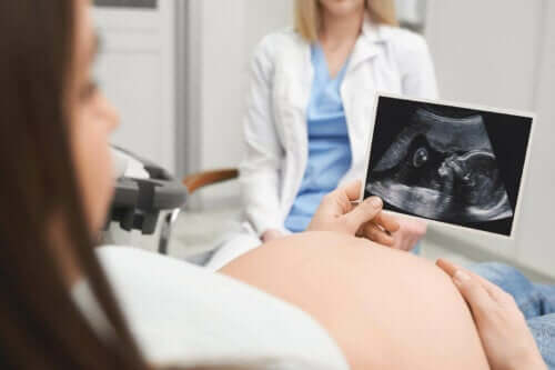Gravid kvinna tittar på ett ultraljud.