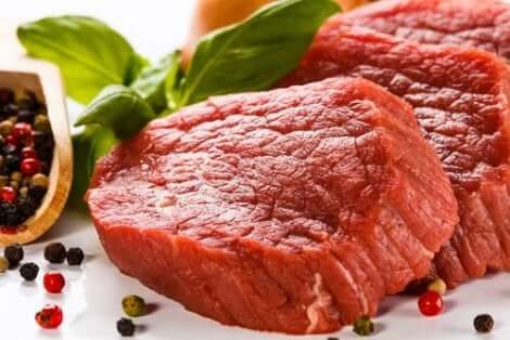 Rött kött innehåller purin och kan bidra till hög urinsyra.
