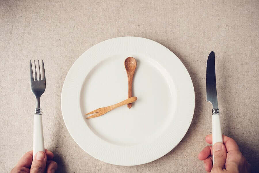 äta middag tidigt: klocka på tallrik