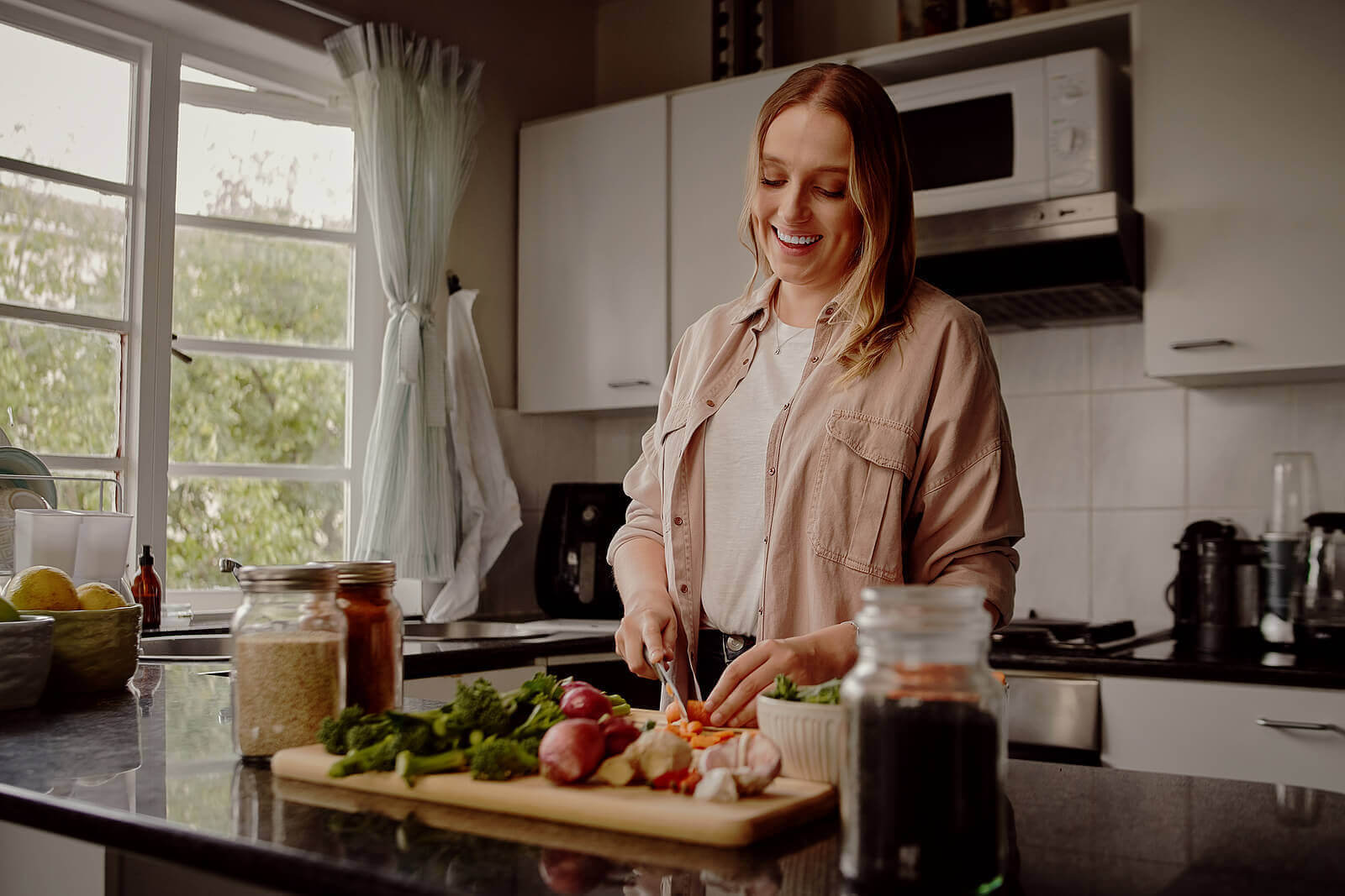 äta middag tidigt: kvinna lagar mat