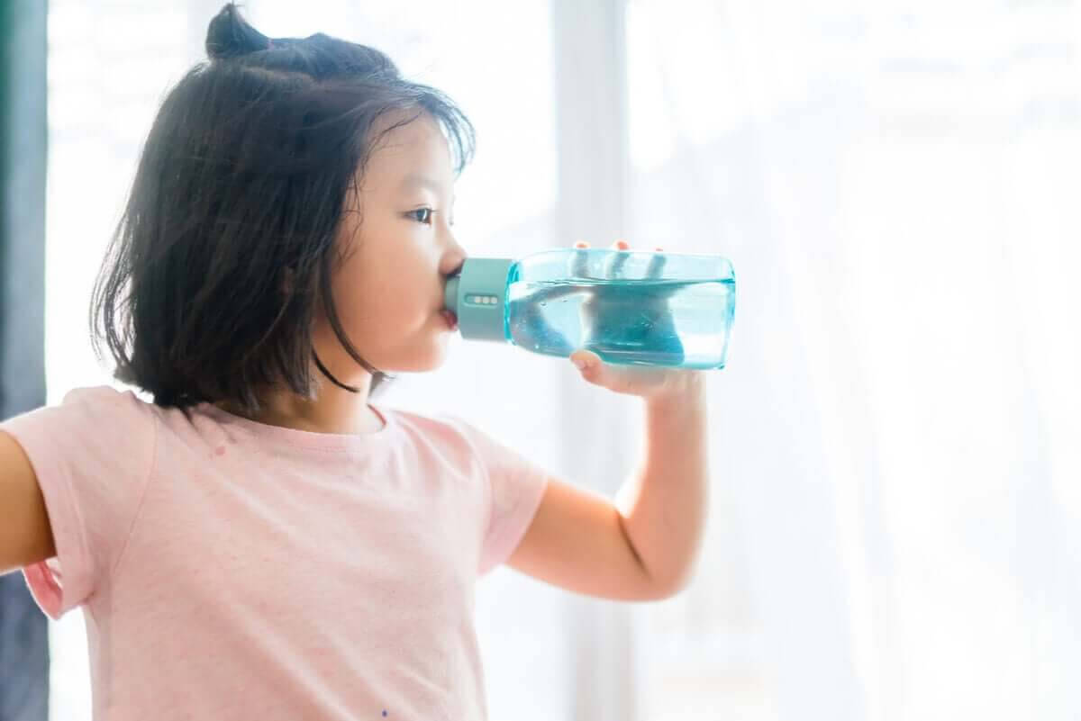 barn dricker vatten för att upprätthålla vätske- och elektrolytbalansen