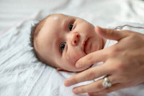 Viktiga aspekter av hudvård för ett nyfött barn