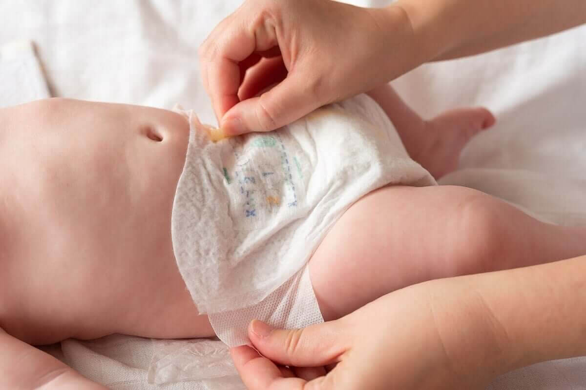 hudvård för ett nyfött barn: byter blöja