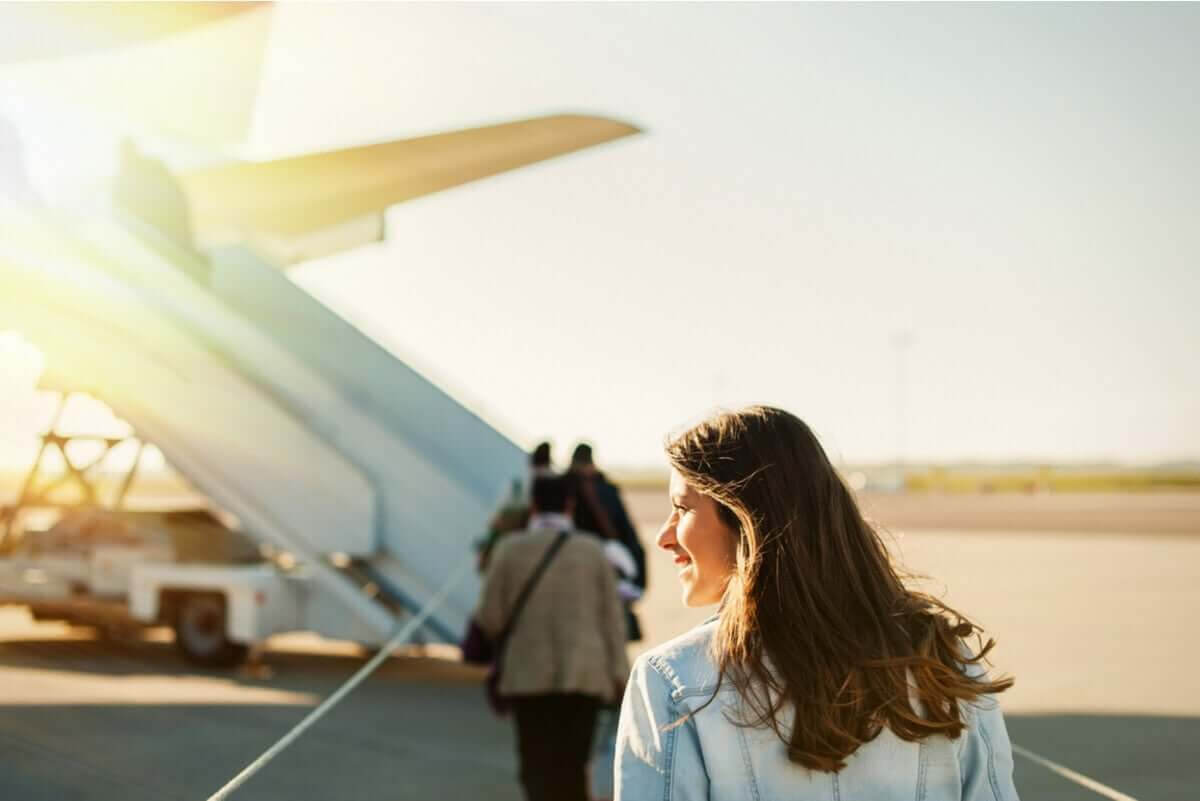 kvinna går mot flygplan