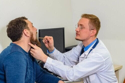 läkare undersöker patient med svullna stämband