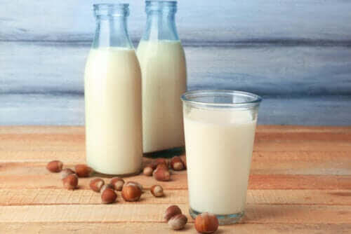 Egenskaperna och fördelarna med hasselnötsmjölk