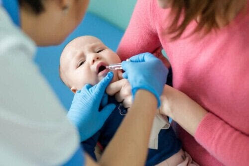 olika typerna av poliomyelit: baby får vaccin