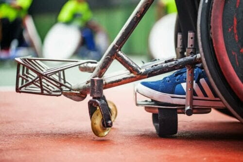 olika typerna av poliomyelit: person i rullstol