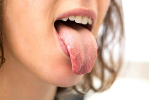 Varför upplever personer med diabetes torrhet i munnen?
