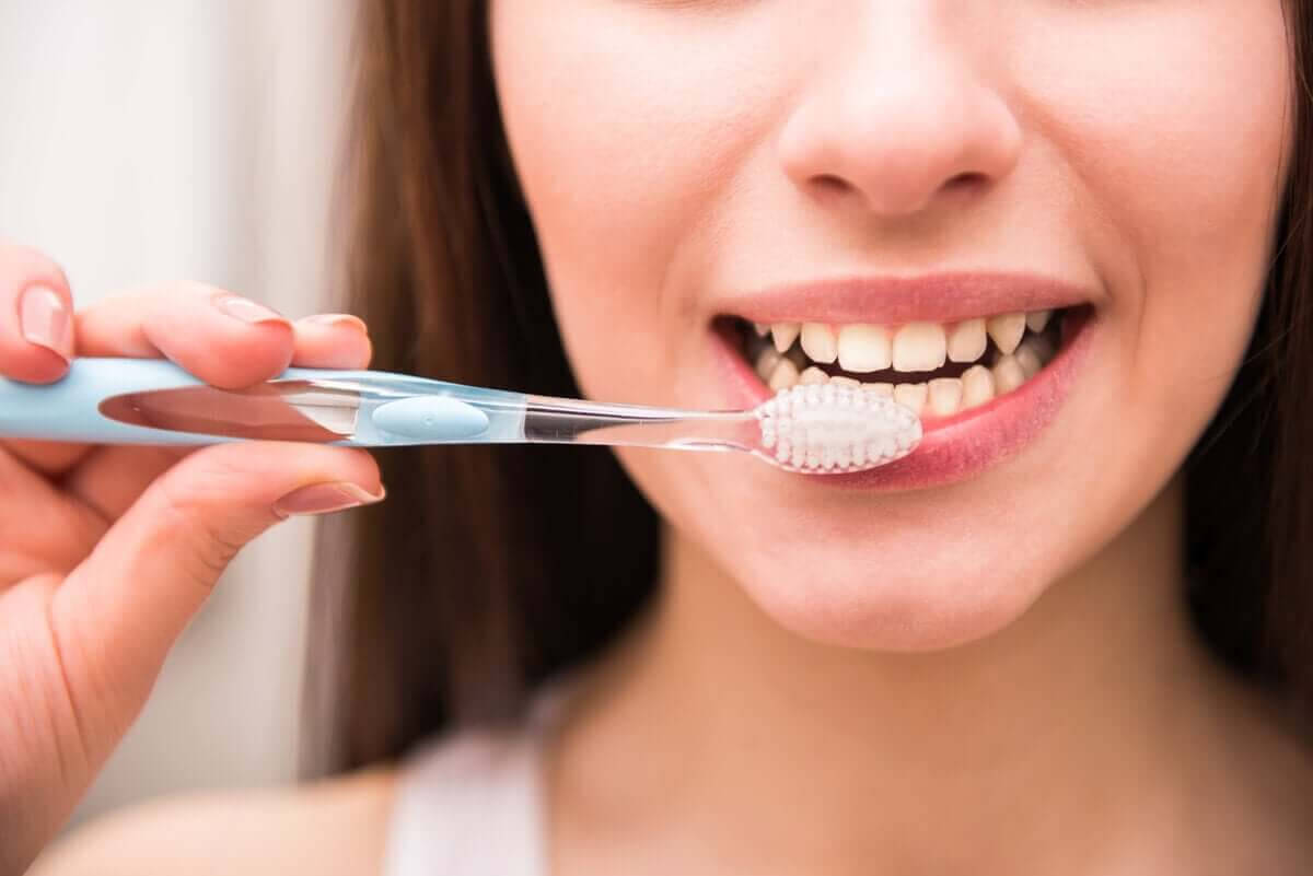 torrhet i munnen: kvinna borstar tänderna