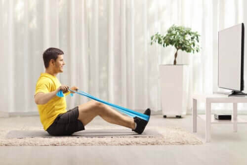 Övningar med träningsband som stärker ryggen